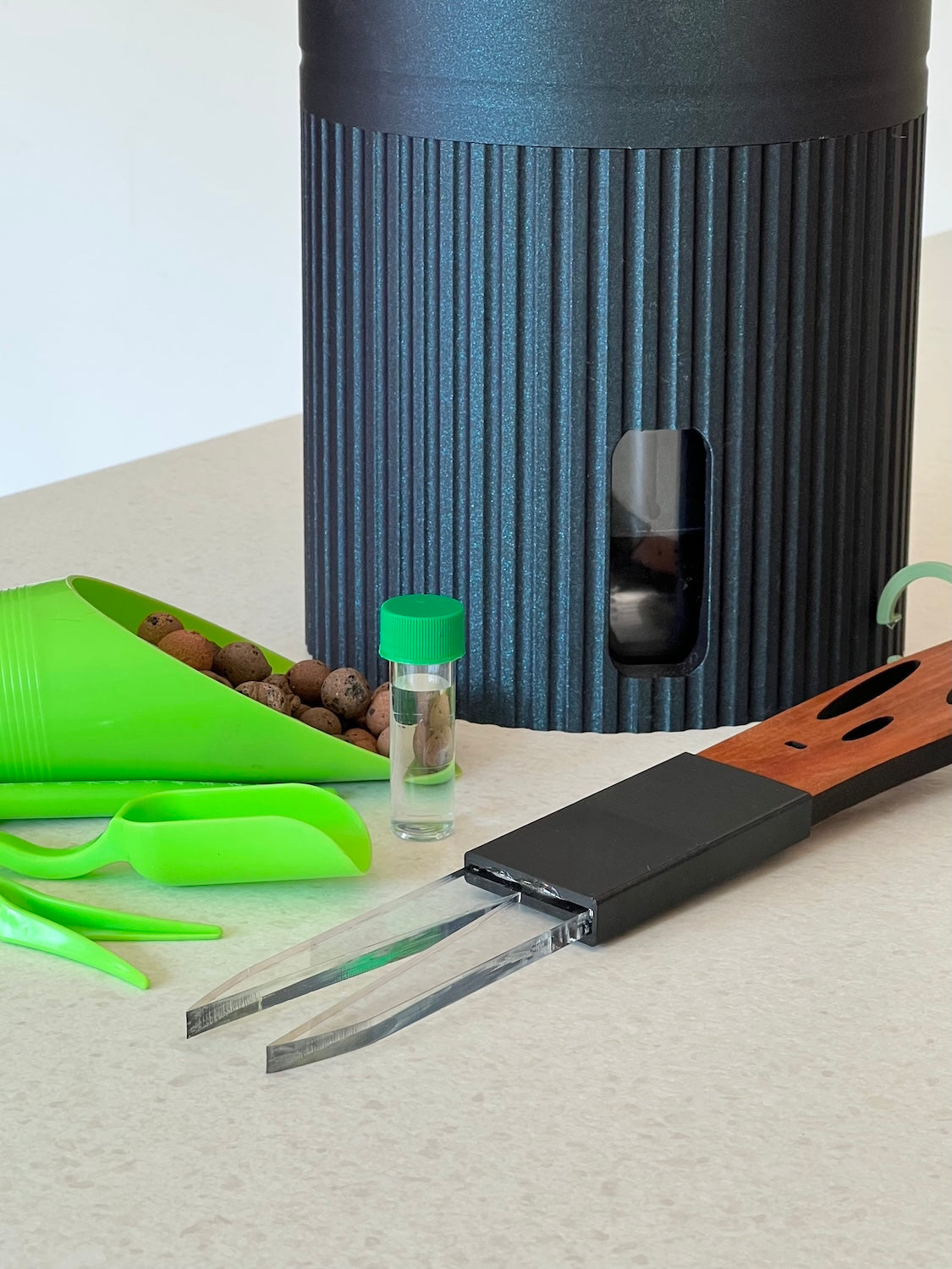Solvi3D Semi-Hydro Starter Kit showing Moria self-watering pot with Flux cedar trellis, LECA clay balls and plant tools