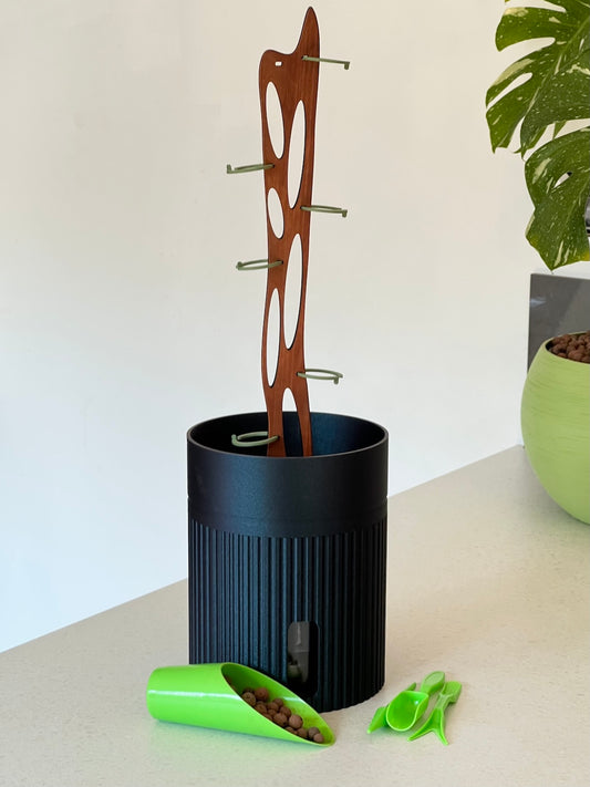 Solvi3D Semi-Hydro Starter Kit showing Moria self-watering pot with Flux cedar trellis, LECA clay balls and plant tools